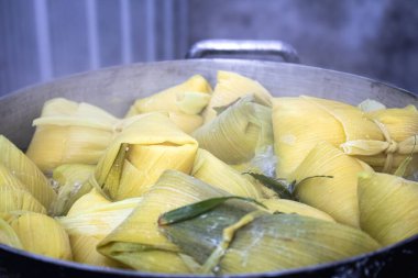 Geleneksel haliyle Şili usulü, mısır yapraklarına sarılmış, buharda pişirilmiş veya suda pişirilmiş soğan, fesleğen ve diğer baharatlarla karıştırılmış bir mısır kütlesinden oluşan bir yemektir..