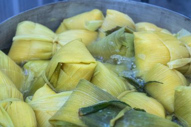 Geleneksel haliyle Şili usulü, mısır yapraklarına sarılmış, buharda pişirilmiş veya suda pişirilmiş soğan, fesleğen ve diğer baharatlarla karıştırılmış bir mısır kütlesinden oluşan bir yemektir..