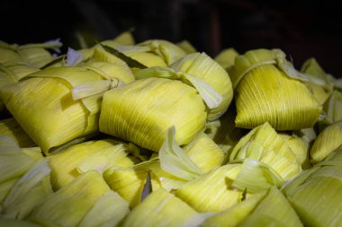 Geleneksel haliyle Şili usulü, mısır yapraklarına sarılmış, buharda pişirilmiş veya suda pişirilmiş soğan, fesleğen ve diğer baharatlarla karıştırılmış bir mısır kütlesinden oluşan bir yemektir..