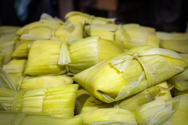 Geleneksel haliyle Şili usulü, mısır yapraklarına sarılmış, buharda pişirilmiş veya suda pişirilmiş soğan, fesleğen ve diğer baharatlarla karıştırılmış bir mısır kütlesinden oluşan bir yemektir..