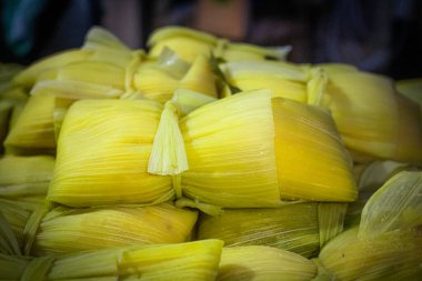 Geleneksel haliyle Şili usulü, mısır yapraklarına sarılmış, buharda pişirilmiş veya suda pişirilmiş soğan, fesleğen ve diğer baharatlarla karıştırılmış bir mısır kütlesinden oluşan bir yemektir..