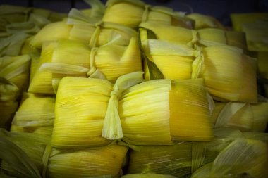 Geleneksel haliyle Şili usulü, mısır yapraklarına sarılmış, buharda pişirilmiş veya suda pişirilmiş soğan, fesleğen ve diğer baharatlarla karıştırılmış bir mısır kütlesinden oluşan bir yemektir..