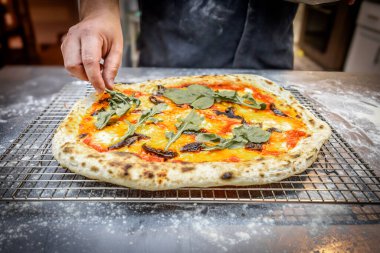 Taze pişmiş incirli pizza, üzerinde taze roka yaprakları var. Taze, aromatik ve lezzetini arttırmak için hafif biberli bir dokunuş..