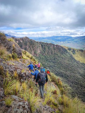 Pichincha Eyaleti, Quito, Ekvador - 5 Temmuz 2025: Maceracılar 4.200 metre yüksekliğindeki Pasochoa volkanının zirvesine çıkıyorlar.