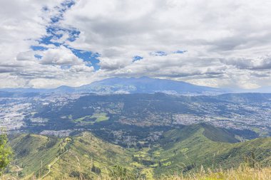 Chillos Vadisi, Ekvador - 9 Haziran 2025 Ilalo yanardağının zirvesinden vadiye doğru bakın..