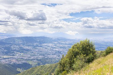 Chillos Vadisi, Ekvador - 9 Haziran 2025 Ilalo yanardağının zirvesinden vadiye doğru bakın..