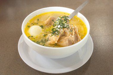 Ekvador tavuk çorbası, pilav, patates, haşlanmış yumurta, havuç, soğan, kereviz ve maydanozla birlikte derin bir kasede servis edilir. Geleneksel ev yapımı çorba, And lezzeti ve geleneğiyle dolu..