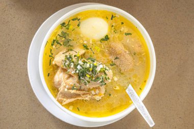 Ekvador tavuk çorbası, pilav, patates, haşlanmış yumurta, havuç, soğan, kereviz ve maydanozla birlikte derin bir kasede servis edilir. Geleneksel ev yapımı çorba, And lezzeti ve geleneğiyle dolu..