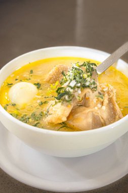 Ekvador tavuk çorbası, pilav, patates, haşlanmış yumurta, havuç, soğan, kereviz ve maydanozla birlikte derin bir kasede servis edilir. Geleneksel ev yapımı çorba, And lezzeti ve geleneğiyle dolu..