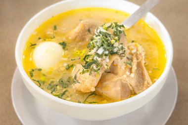 Ekvador tavuk çorbası, pilav, patates, haşlanmış yumurta, havuç, soğan, kereviz ve maydanozla birlikte derin bir kasede servis edilir. Geleneksel ev yapımı çorba, And lezzeti ve geleneğiyle dolu..