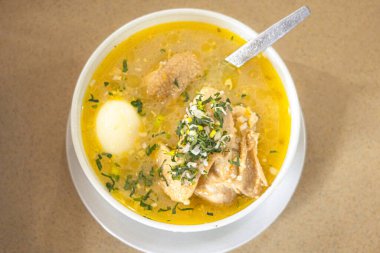 Ekvador tavuk çorbası, pilav, patates, haşlanmış yumurta, havuç, soğan, kereviz ve maydanozla birlikte derin bir kasede servis edilir. Geleneksel ev yapımı çorba, And lezzeti ve geleneğiyle dolu..