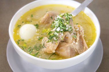 Ekvador tavuk çorbası, pilav, patates, haşlanmış yumurta, havuç, soğan, kereviz ve maydanozla birlikte derin bir kasede servis edilir. Geleneksel ev yapımı çorba, And lezzeti ve geleneğiyle dolu..