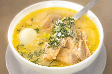 Ekvador tavuk çorbası, pilav, patates, haşlanmış yumurta, havuç, soğan, kereviz ve maydanozla birlikte derin bir kasede servis edilir. Geleneksel ev yapımı çorba, And lezzeti ve geleneğiyle dolu..