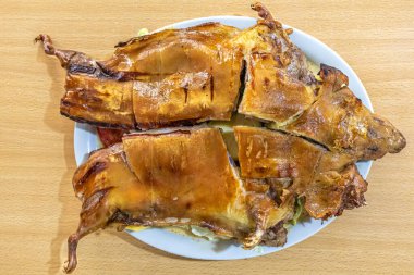 Geleneksel Hint domuzu yemeği ya da kızarmış Gine domuzu, Ekvador mutfağının zenginliğini, kültürünü ve otantik lezzetlerini vurgulayan Andean malzemeleriyle servis edilen tipik bir Ekvador yemeği..