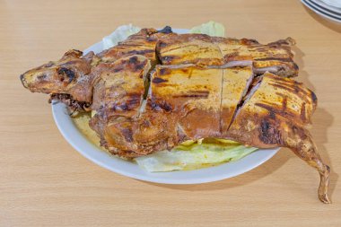 Geleneksel Hint domuzu yemeği ya da kızarmış Gine domuzu, Ekvador mutfağının zenginliğini, kültürünü ve otantik lezzetlerini vurgulayan Andean malzemeleriyle servis edilen tipik bir Ekvador yemeği..