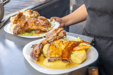 Geleneksel Hint domuzu yemeği ya da kızarmış Gine domuzu, Ekvador mutfağının zenginliğini, kültürünü ve otantik lezzetlerini vurgulayan Andean malzemeleriyle servis edilen tipik bir Ekvador yemeği..