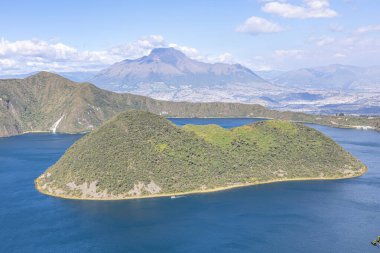 Cotacachi, Ekvador - 5 Ağustos 2025: güzel Cuicocha Gölünde bulunan Teodoro Wolf Adası 'na yakın çekim. Arka planda Imbabura Volkanı da görülebilir..