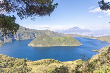 Cotacachi, Ekvador - 5 Ağustos 2025 Cuicocha Lagoon, Cotacachi Volkanı 'nın eteğinde yer alan bir krater gölüdür. Derin mavi suları ve volkanik adaları çarpıcı bir doğal manzara yaratır..