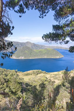 Cotacachi, Ekvador - 5 Ağustos 2025 Cuicocha Lagoon, Cotacachi Volkanı 'nın eteğinde yer alan bir krater gölüdür. Derin mavi suları ve volkanik adaları çarpıcı bir doğal manzara yaratır..