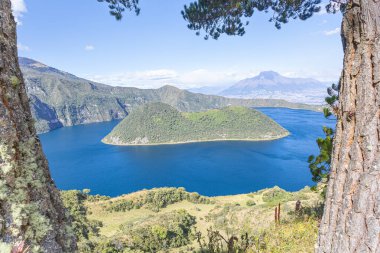 Cotacachi, Ekvador - 5 Ağustos 2025 Cuicocha Lagoon, Cotacachi Volkanı 'nın eteğinde yer alan bir krater gölüdür. Derin mavi suları ve volkanik adaları çarpıcı bir doğal manzara yaratır..