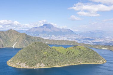 Cotacachi, Ekvador - 5 Ağustos 2025: güzel Cuicocha Gölünde bulunan Teodoro Wolf Adası 'na yakın çekim. Arka planda Imbabura Volkanı da görülebilir..