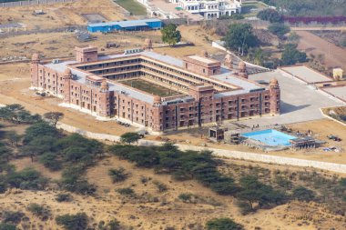 Pushkar, Hindistan 'daki bir otelin büyüleyici hava görüntüsü. Kültürel ve canlı bir konumda seyahat, gayrimenkul ve turizm projeleri için eşsiz bir perspektif sunarak, miras mimarisi ve doğal çevrenin karışımını yakalıyor..