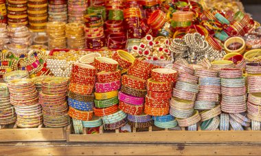 Bu büyüleyici görüntü, Rajasthani 'nin güzel, renkli bileziklerini Pushkar, Rajasthan' daki hareketli bir pazarda satışa sunuyor. Bilezikler geleneksel işçiliği yansıtıyor ve Hint kültürünün ve mirasının canlı bir temsili..