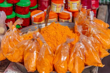 Pushkar, Rajasthan, Hindistan 'ın zengin mutfak mirasını gözler önüne seren renkli baharatlarla dolu çantalardan büyüleyici bir arka plan. Bu görüntü Hint pazarlarının canlılığını ve kültürel zenginliğini yansıtıyor..