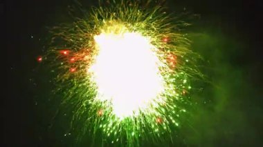 Bir Kerala tapınağı festivali sırasında enerji, kutlama ve görsel gösteriler sergileyen, neşeli ruh halini ve neşesini aktaran, karanlık gece gökyüzüne karşı canlı, renkli havai fişekler patladı..
