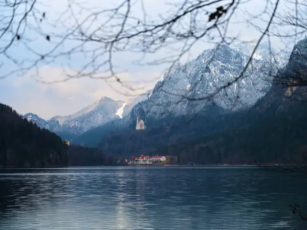 Sabah ışığı, yüksek dağlarla çevrili sakin göle yumuşak bir parıltı saçar. Rengarenk çatıları olan tuhaf bir köy suyun karşısında uzanır, keşiflere davetiye çıkarır..