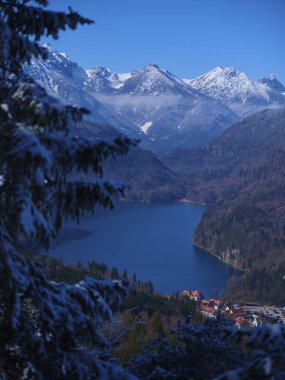 Nefes kesici bir kış manzarası karla kaplı görkemli dağları ve altındaki vadide kurulmuş sakin bir gölü gözler önüne seriyor..