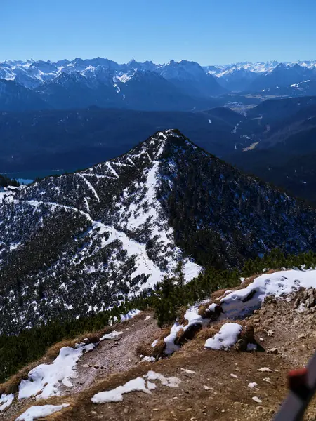 Bu nefes kesen manzara karla kaplı bir dağ zirvesini yakalar. Etrafı görkemli sıralarla çevrili berrak mavi bir gökyüzü altında, güzellikleri ve sükuneti gözler önüne serer..