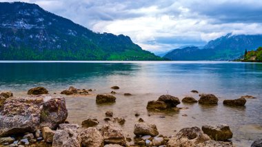 Lakeside sergilenen kayalık bir kıyı şeridi dramatik bulutları ve yemyeşil dağları yansıtan, bahar boyunca sakin bir manzara yaratan berrak suları sergiliyor..