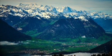 Uçsuz bucaksız karlı tepeler, yeşil vadilerin üzerinde kule, dingin bir ortamda güzellikler sergiliyor. Temiz bir gökyüzü çarpıcı dağ sırasını ve bereketli çevresini güçlendirir..