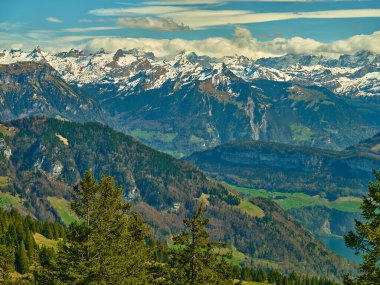 Yeşil vadiler ve mavi göllerin üzerinde kar kulesiyle kaplı yüksek tepeler. Berrak gökyüzü bu dağlık bölgenin güzelliğini arttırır. Yazın nefes kesici doğasını gözler önüne serer..