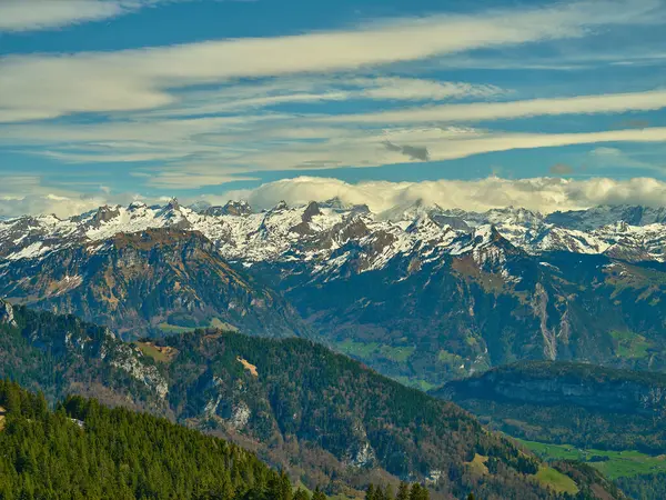 Dramatik dağ sıralarında karla kaplı tepeler ve üzerinde parlak mavi bir gökyüzü bulunan yeşil vadiler bulunur. Bu nefes kesici manzara İsviçre 'nin doğal güzelliklerini gün ışığında yakalar..