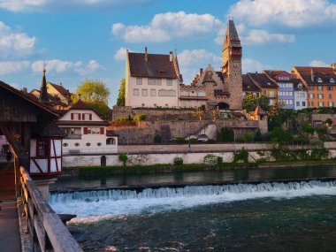Büyüleyici tarihi kasaba ortaçağ binaları ve manzaralı nehir manzarasına sahip. Yumuşak ışık, gündüzden akşama geçerken suyu yansıtır..