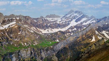 Uçsuz bucaksız dağ sıraları dramatik tepeler ve yemyeşil vadiler sergiliyor. Karla kaplı zirveler mavi gökyüzüne zıt düşüyor, Alpler 'de resim gibi ve sakin bir atmosfer yaratıyor..