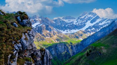 Karla bezenmiş yüksek tepeler yemyeşil vadiler, Alp bölgesindeki doğanın güzelliğini gözler önüne seriyor. Açık mavi gökyüzü dingin atmosfere ekleniyor.