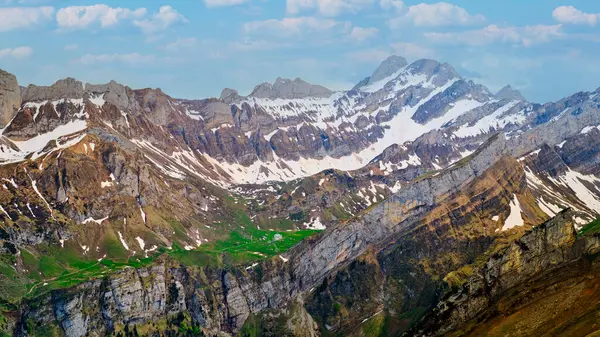 Uçsuz bucaksız dağ sıraları dramatik tepeler ve yemyeşil vadiler sergiliyor. Karla kaplı zirveler mavi gökyüzüne zıt düşüyor, Alpler 'de resim gibi ve sakin bir atmosfer yaratıyor..