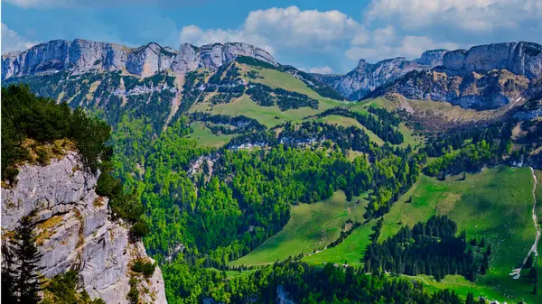 Bereketli yeşil vadiler ve engebeli kayalıklar manzaraya hükmediyor. Dağlarda açık bir günde canlı yapraklar ve uzak tepelerle güzellikler sergiliyor..