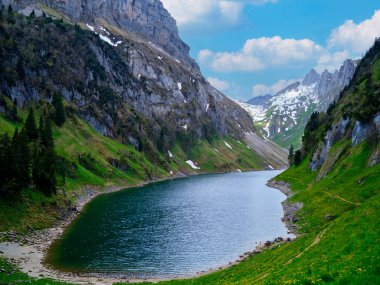 Sakin bir göl, etrafındaki dağların ve yemyeşil otlakların güzelliğini yansıtır. Kar zirvede görülebilir, barışçıl bir doğal kaçış sergiliyor. Açık hava tutkunları ve doğa severler için ideal..