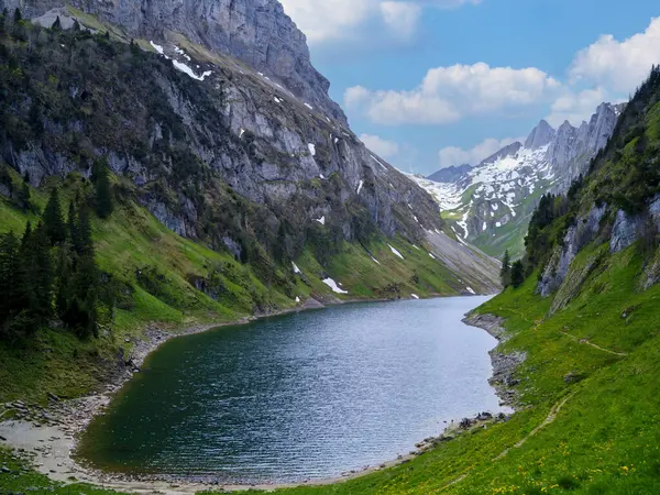 Sakin bir göl, etrafındaki dağların ve yemyeşil otlakların güzelliğini yansıtır. Kar zirvede görülebilir, barışçıl bir doğal kaçış sergiliyor. Açık hava tutkunları ve doğa severler için ideal..