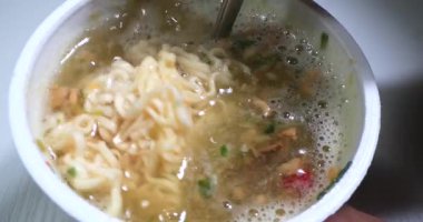 Sıcak suyla hazır erişte hazırlamanın basitliğinin tadını çıkar. Evde bir kasede karıştırılırken eriştenin yumuşamasını ve tatları emmesini izleyin..