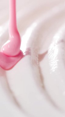 Sanatçılar karmaşık tekniklerini dokulu bir yüzeye ince çizgiler çizerek gösterirler. Renkler güzel bir şekilde harmanlandıkça dingin ortam yaratıcılık sürecine odaklanmayı arttırır..