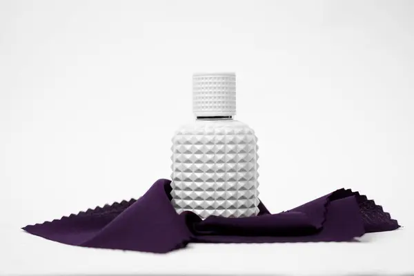 Beyaz bir arka planda sergilenen, minimalist ve modern bir parfüm şişesi fotoğrafı. Temiz ve çağdaş güzellik damgası için mükemmel..