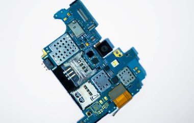Bir cep telefonu devre kartının yüksek kaliteli yakın çekimi, beyaz arka planda karmaşık tasarımı ve elektronik bileşenleri vurguluyor. Teknoloji meraklıları ve tamir uzmanları için ideal..
