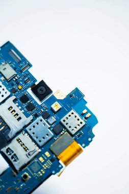 Akıllı telefon anakartının yakın plan fotoğrafı, beyaz arka planda elektronik bileşenleri ve konnektörleri gösteriyor. Teknik sunumlar ve eğitim materyalleri için harika. Mobil kamera gibi