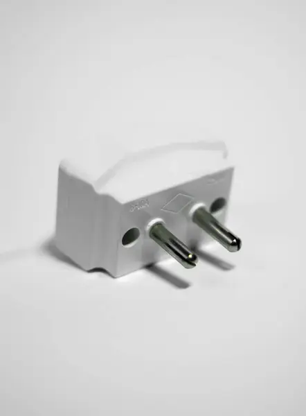 Evrensel bir seyahat adaptörünün fotoğrafı, beyaz arka planda parlak ve taşınabilir tasarımını gösteriyor. Seyahat aksesuarları web siteleri ve teknolojik ürün gösterimleri için harika.
