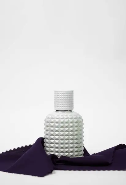 Lüks beyaz parfüm ya da parfüm şişesinin kaliteli bir fotoğrafı beyaz arka planda gelişmiş tasarımını vurguluyor. Üst düzey güzellik kampanyaları ve editör içeriği için harika..